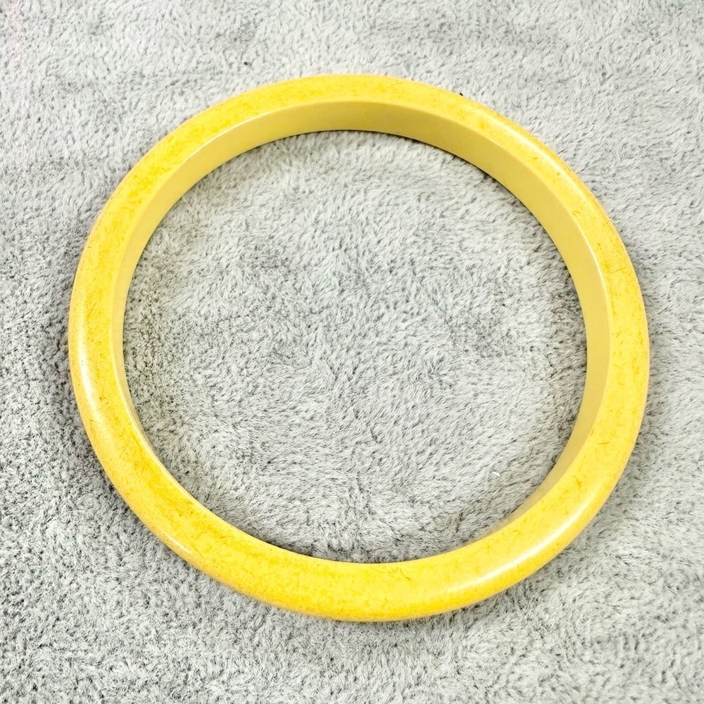 Vintage 1940s Cream Of Corn Bakelite 1/4” Wide Bangle Bracelet